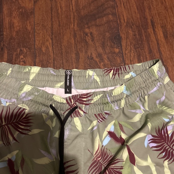 Volcom - Picture 2 of 2